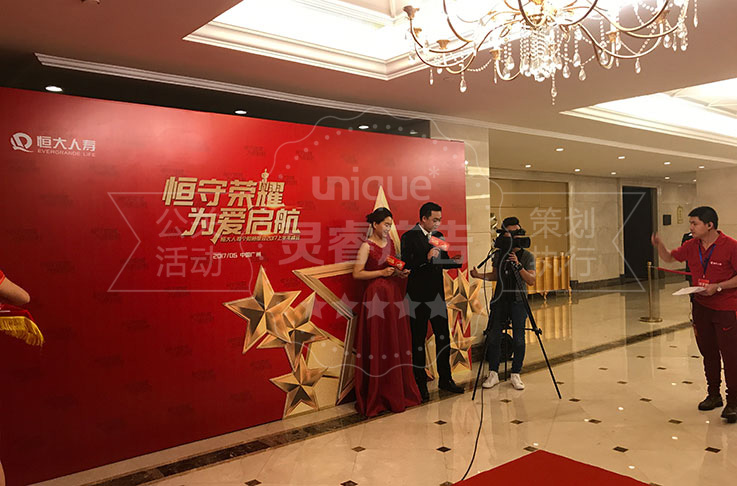 在广州恒大酒店顺利拉下帷幕;隆重的红毯秀,明星签到墙,大气的荣誉墙